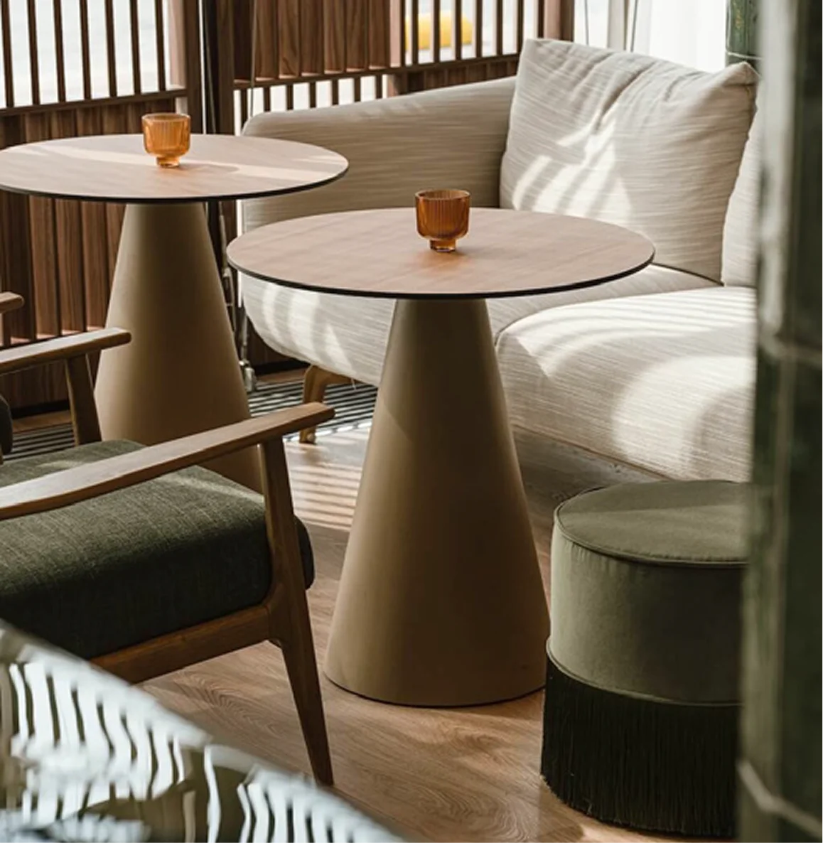Mesas auxiliares de diseño con sillones y textiles neutros