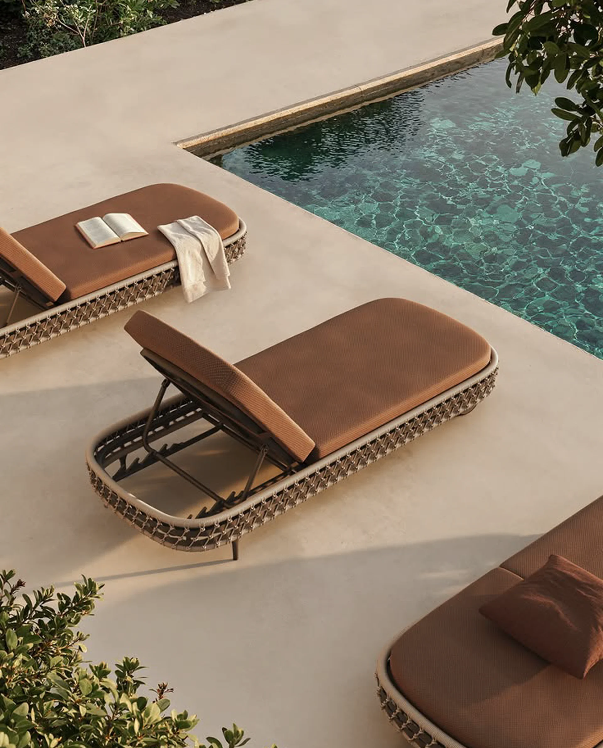 Mobiliario de exterior junto a una piscina, con materiales naturales